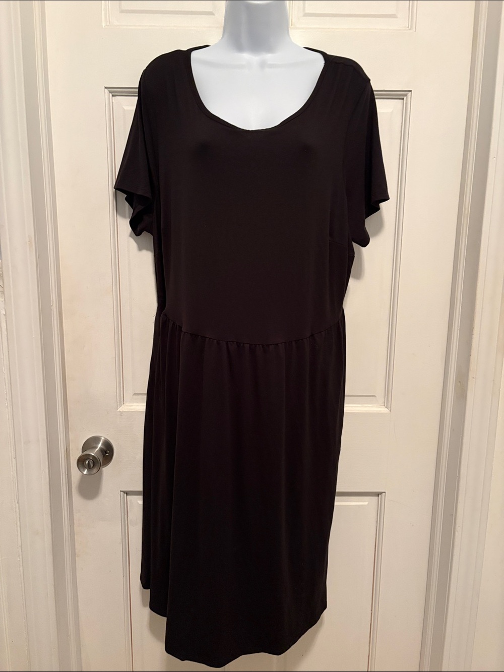 Black Scoop Neck Midi Dress with Short Sleeves